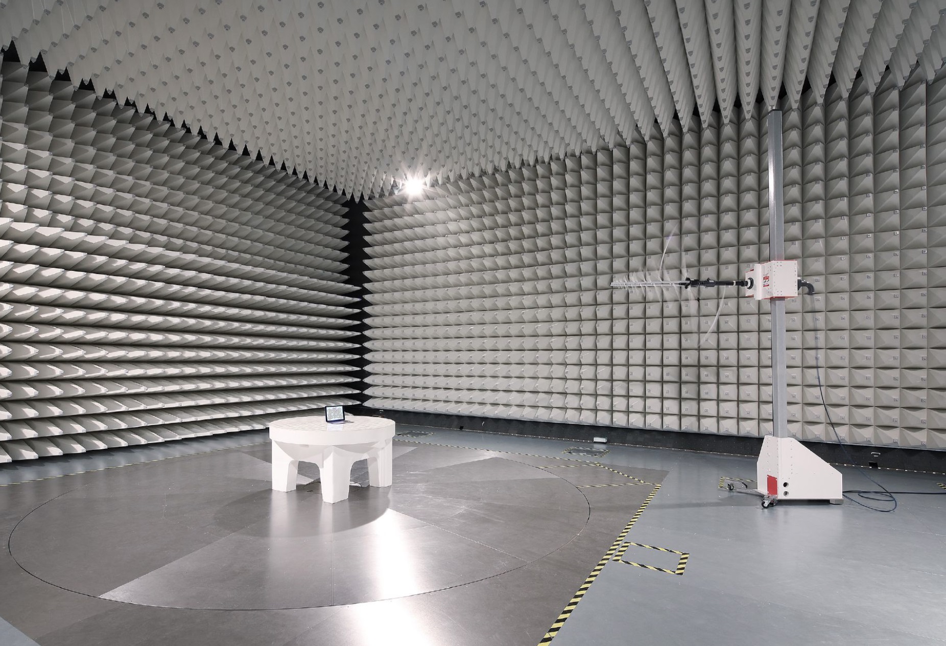 Anechoic test environment